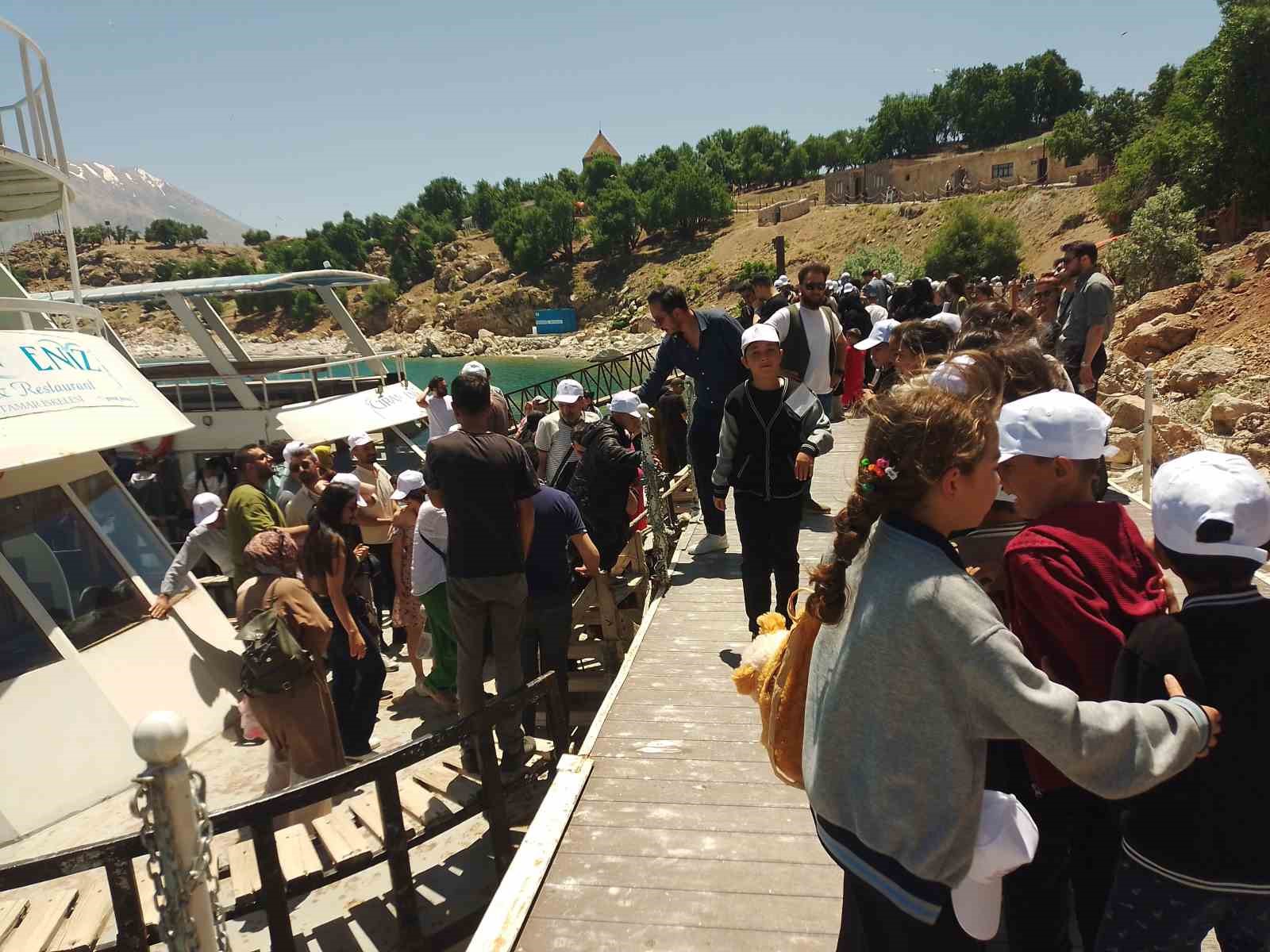 22. Akdamar &Ccedil;ocuk ve Gen&ccedil;lik Tiyatroları Şenliği sona erdi
