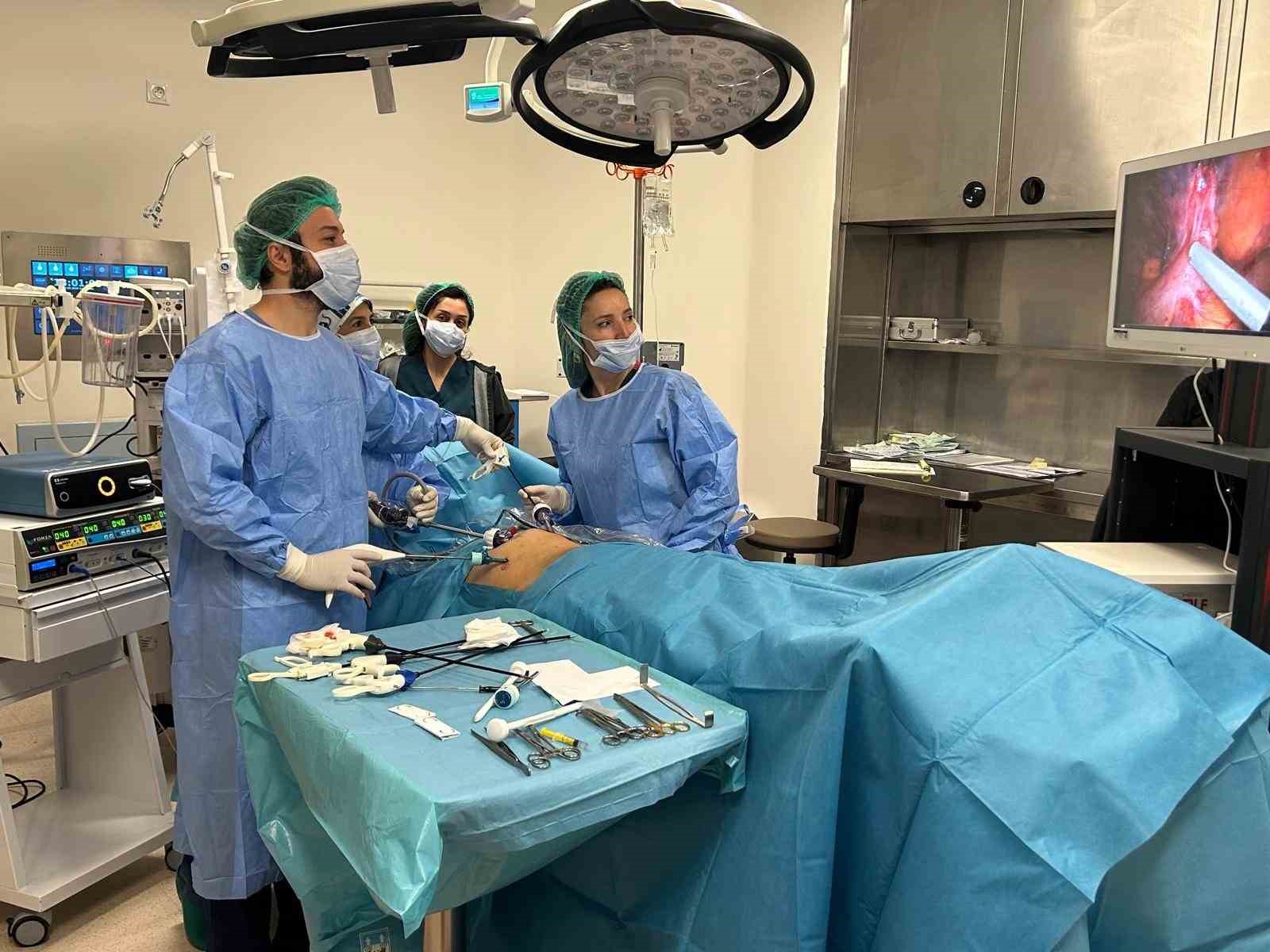 Serdivan Devlet Hastanesi’nde ilk kapalı kasık fıtığı ameliyatı gerçekleştirildi