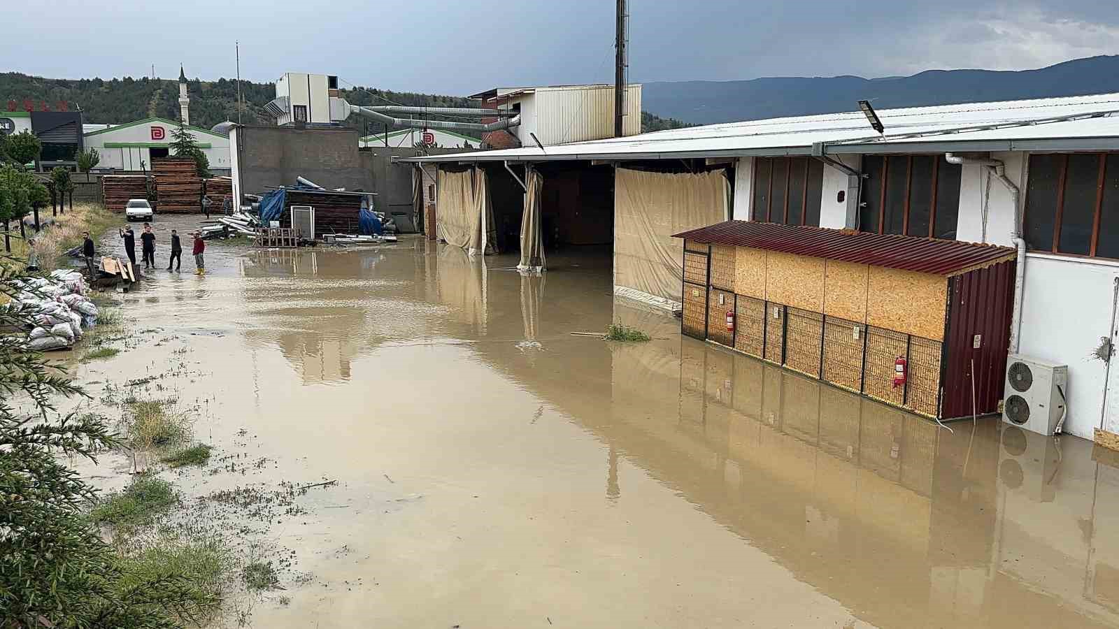 Kastamonu’da sağanak yağış nedeniyle fabrikaları su bastı