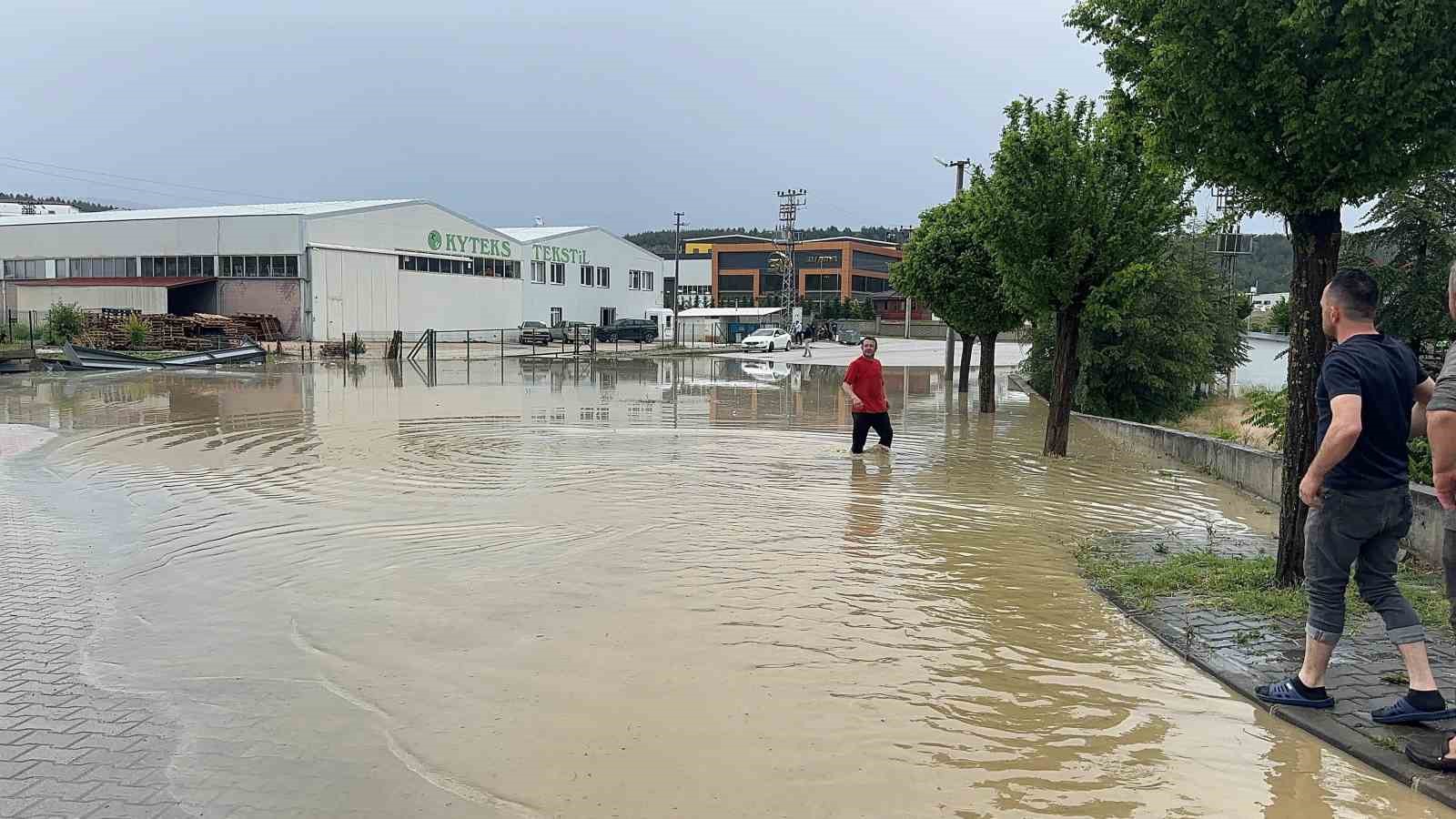 Kastamonu&rsquo;da sağanak yağış nedeniyle fabrikaları su bastı
