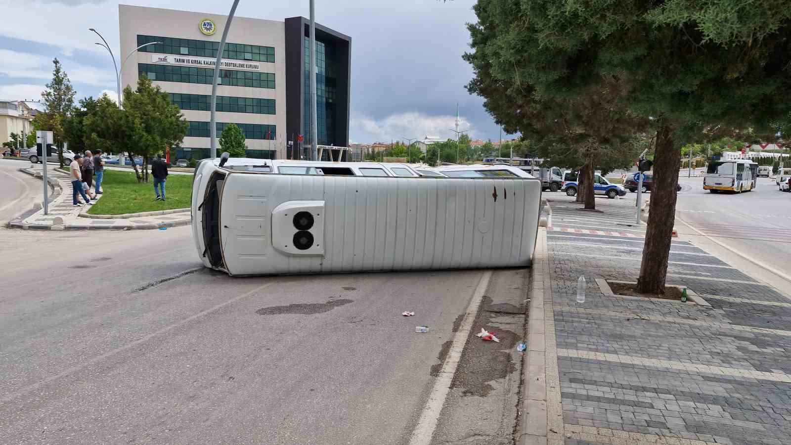 Karaman’da kamyonetle çarpışan okul servisi devrildi: 6 yaralı