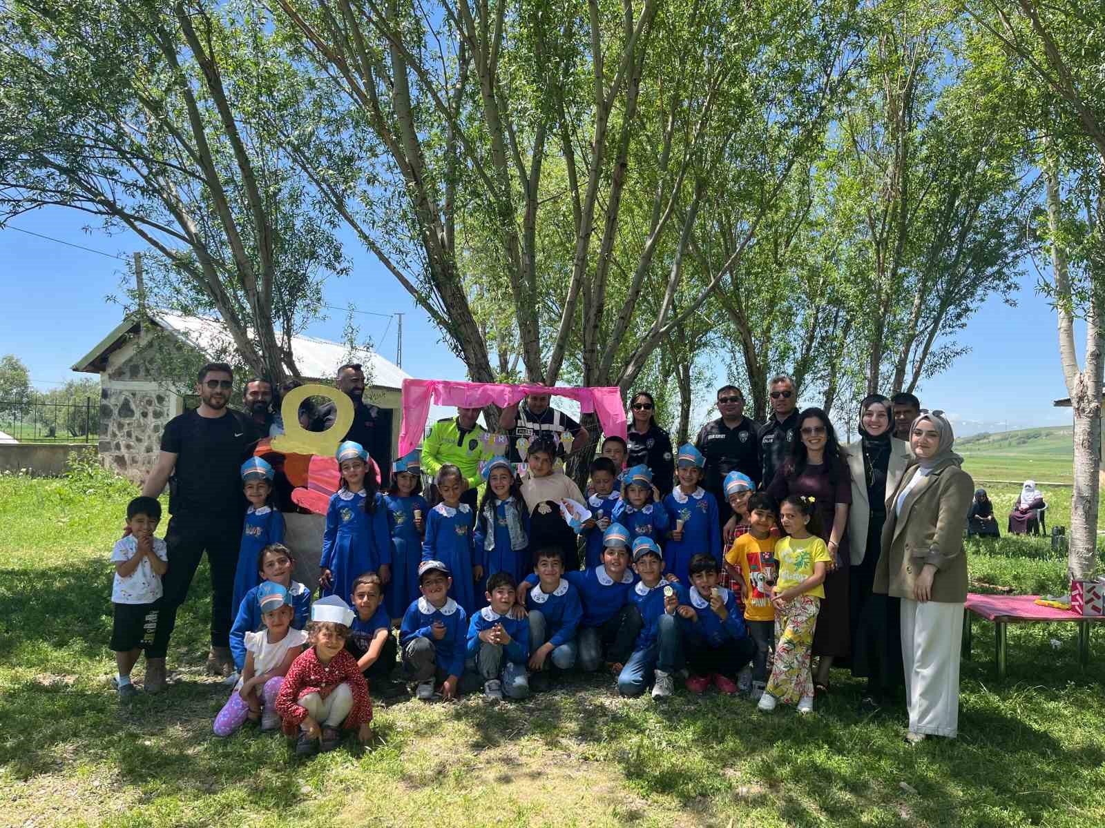 Hınıs’ta ’Beraber bir dondurma yemeyelim mi?’ etkinliği