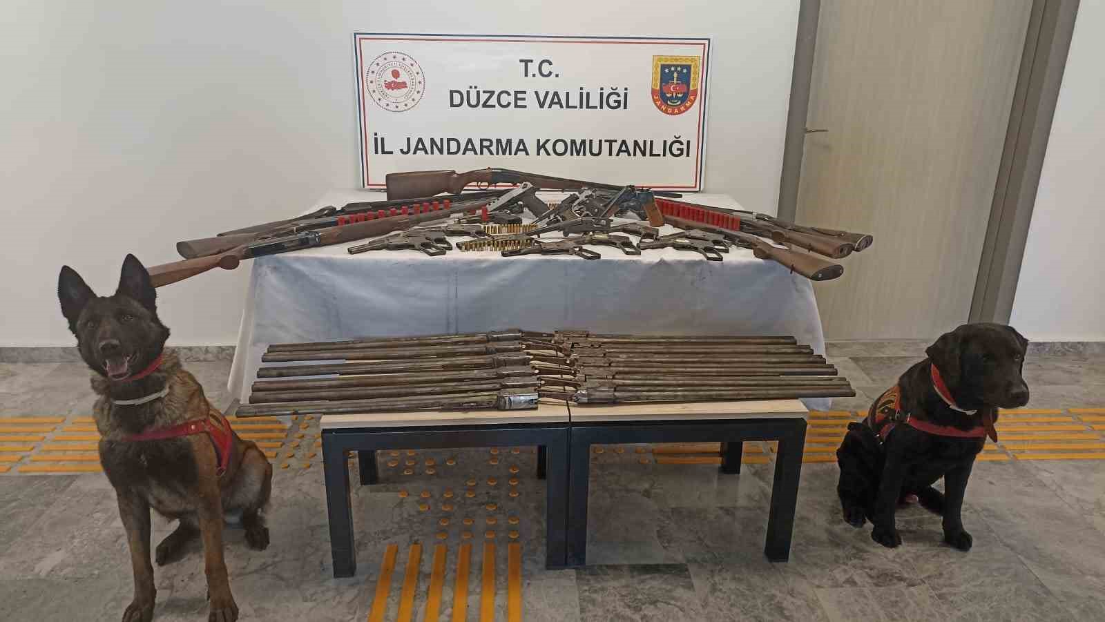 D&uuml;zce&rsquo;de silah imalathanesine baskın: &Ccedil;ok sayıda ruhsatsız silah ve t&uuml;fek ele ge&ccedil;irildi
