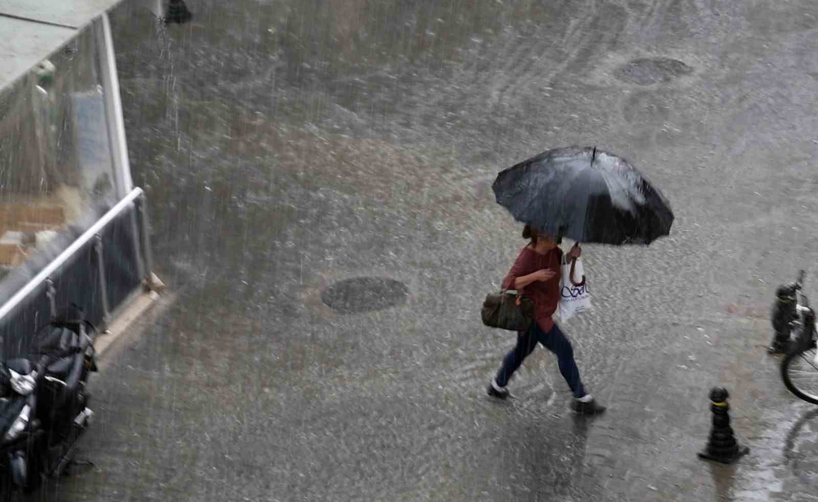 Muğla’da beklenen yağış erken geldi, vatandaşlar hazırlıksız yakalandı