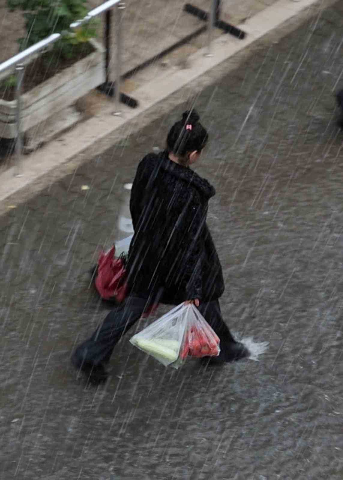 Muğla&rsquo;da beklenen yağış erken geldi, vatandaşlar hazırlıksız yakalandı
