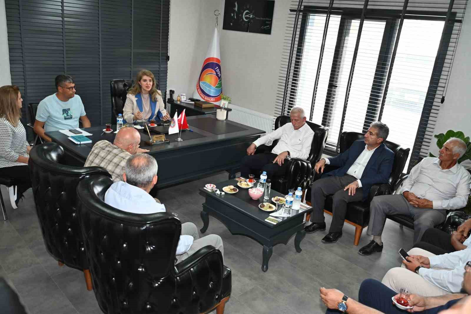 Milletvekili Ölmeztoprak, sulama birlikleri ve üreticilerle bir araya geldi