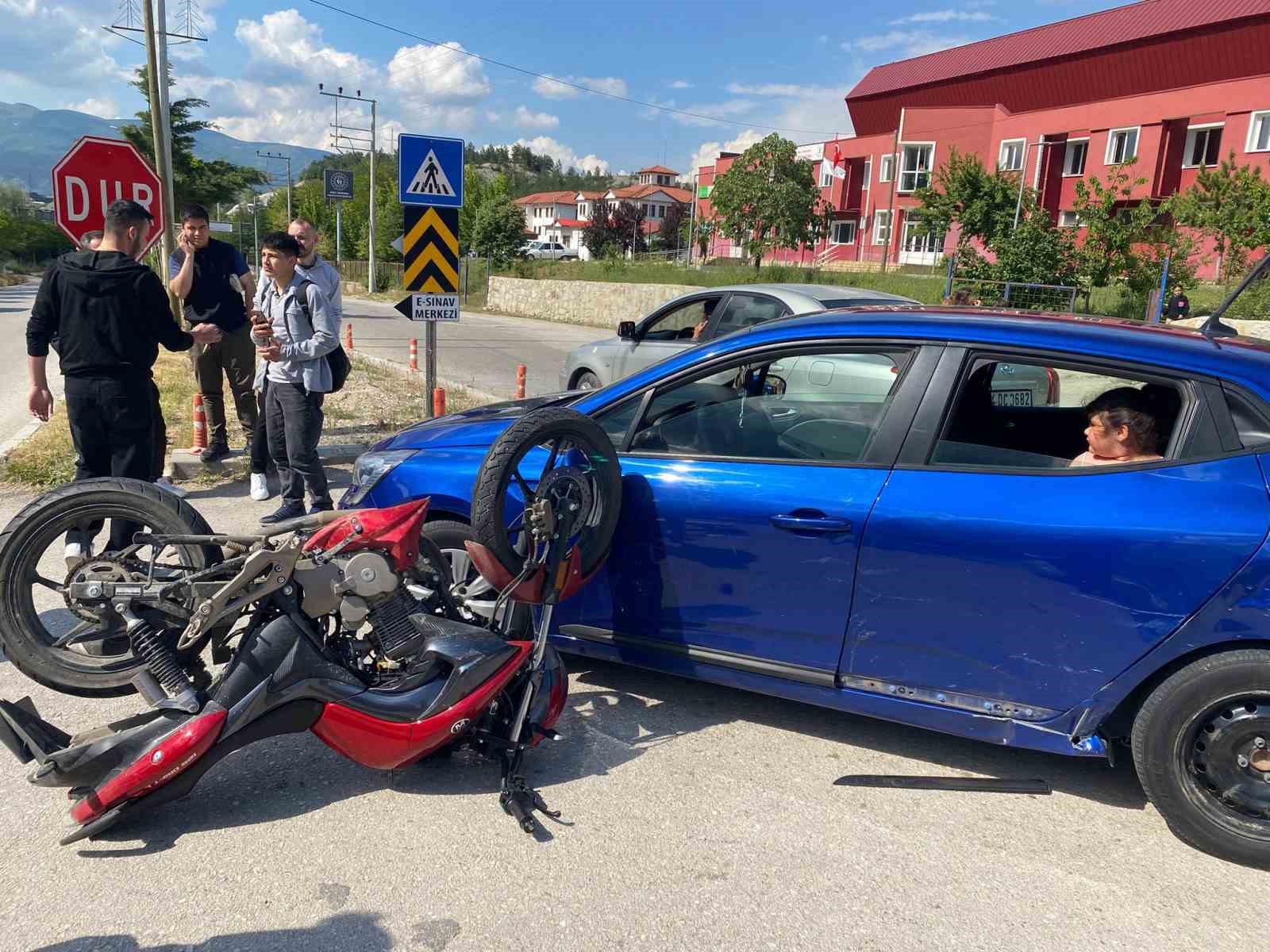 Otomobille çarpışan motosiklet sürücüsü yaralandı
