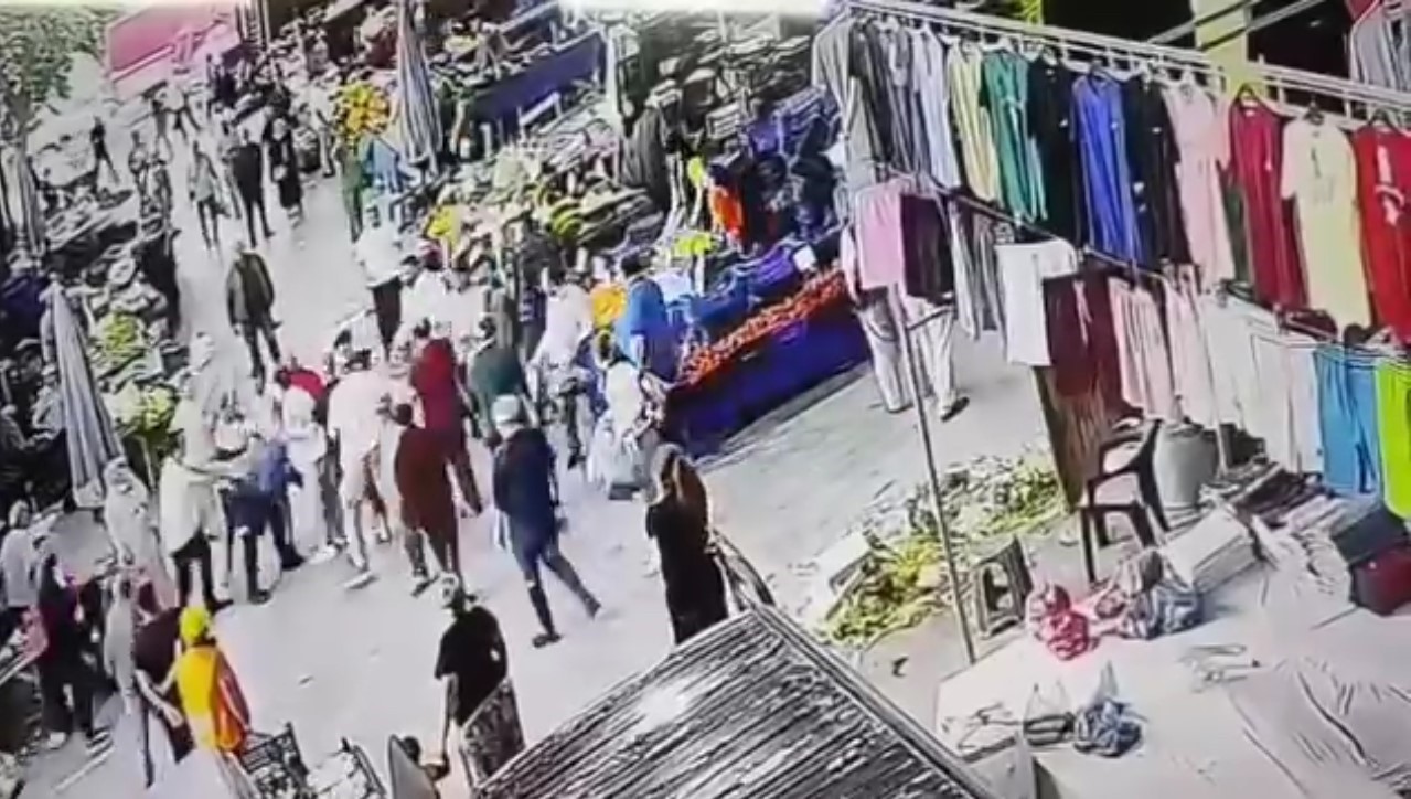 Edirne&rsquo;de zabıta memuru tartıştığı pazarcı esnafı tarafından darbedildi
