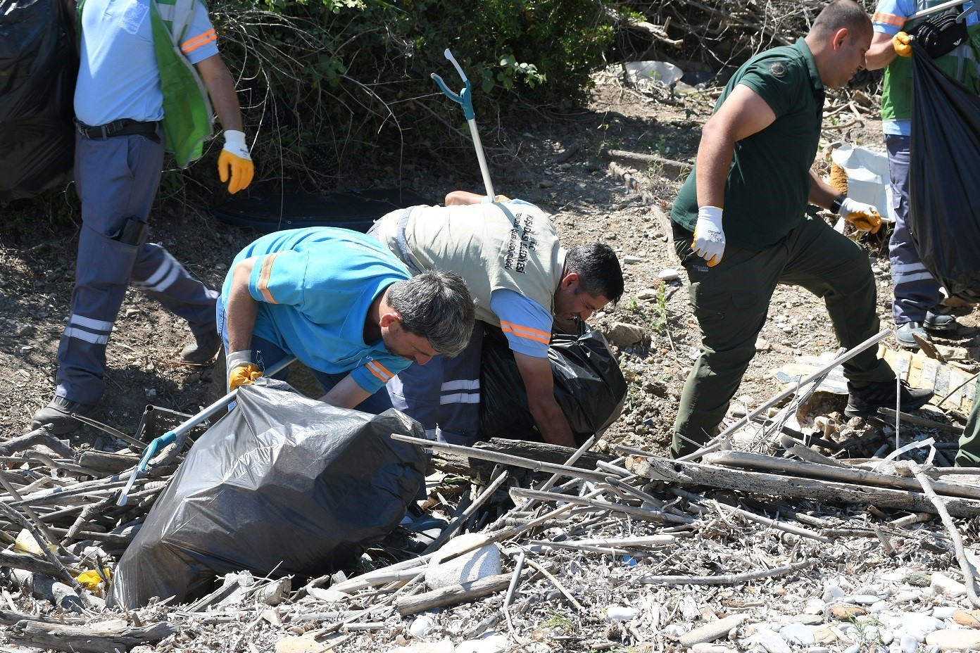 Doğa harikası Milli Park’ta kıyı temizliği