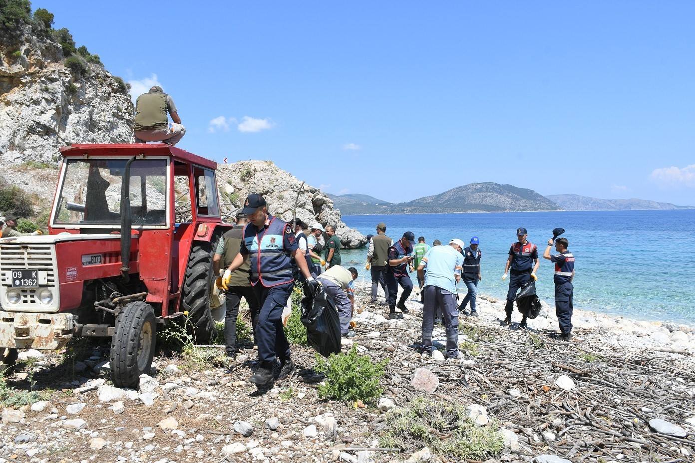 Doğa harikası Milli Park’ta kıyı temizliği