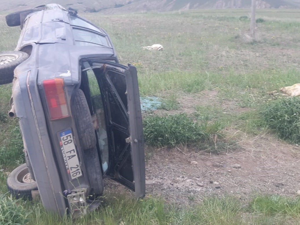 Otomobil koyun sürüsüne çarptı: 2 kişi yaralandı, 3 koyun telef oldu