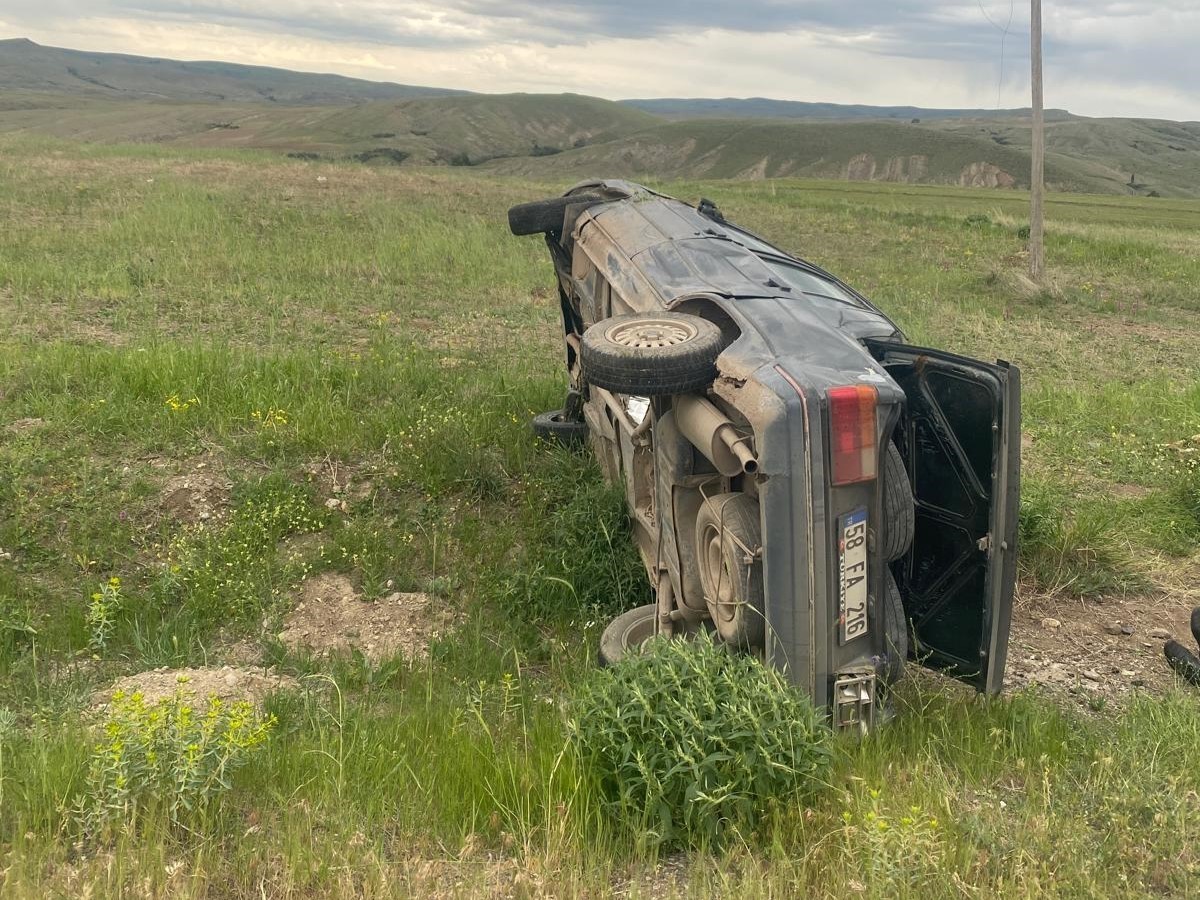 Otomobil koyun s&uuml;r&uuml;s&uuml;ne &ccedil;arptı: 2 kişi yaralandı, 3 koyun telef oldu
