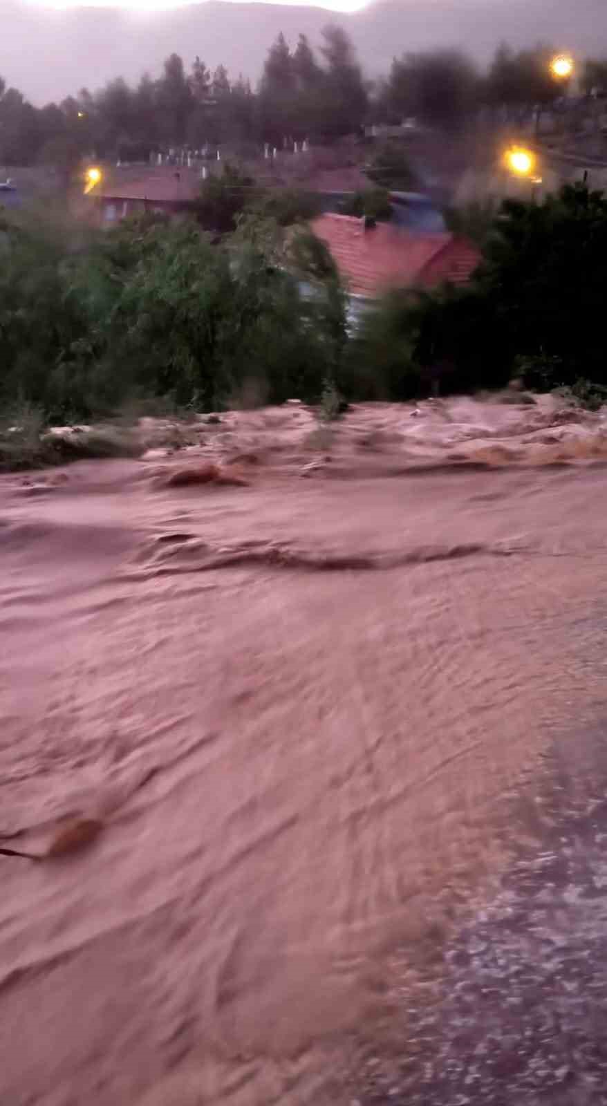 Nallıhan’da etkili olan sağanak sele neden oldu