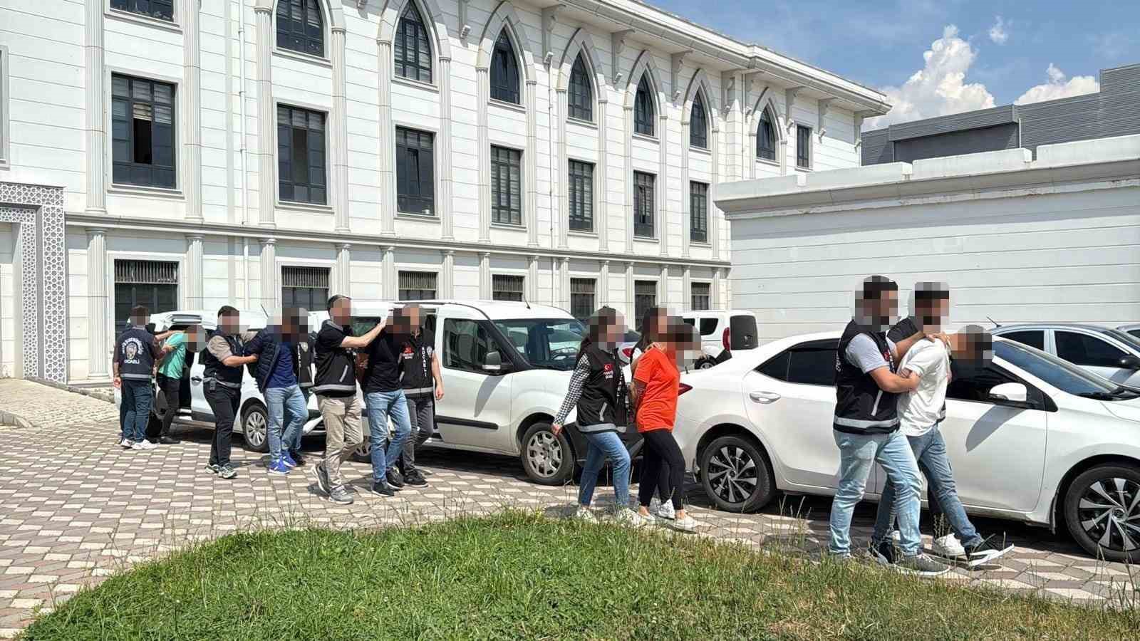 Sürücünün içinde bulunduğu otomobil kurşun yağmuruna tutulmuştu: 5 şüpheli yakalandı