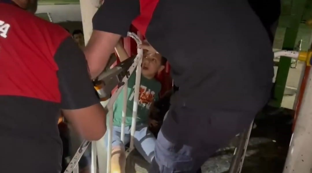 Parkta ayağı oyun grubu demirlerine sıkışan çocuk, itfaiye ekiplerince kurtarıldı