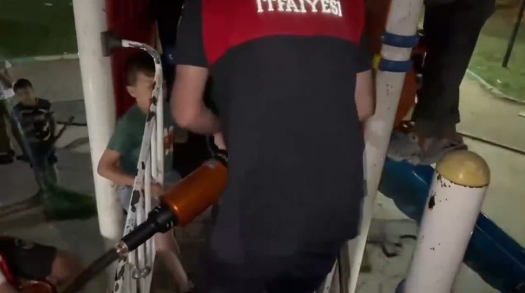 Parkta ayağı oyun grubu demirlerine sıkışan çocuk, itfaiye ekiplerince kurtarıldı