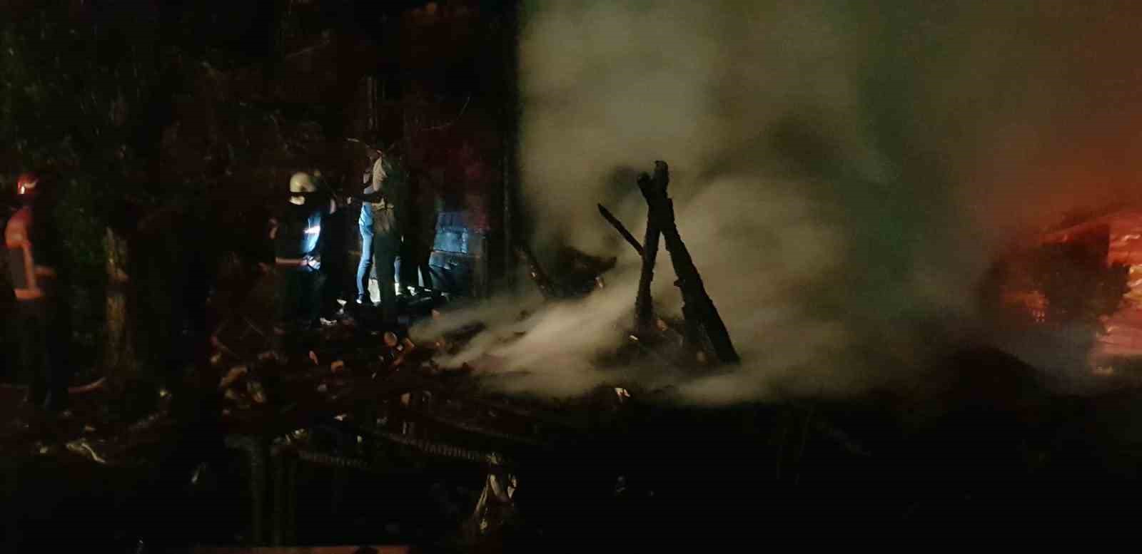 Samanlıkta başlayan yangın ahşap eve sıçradı