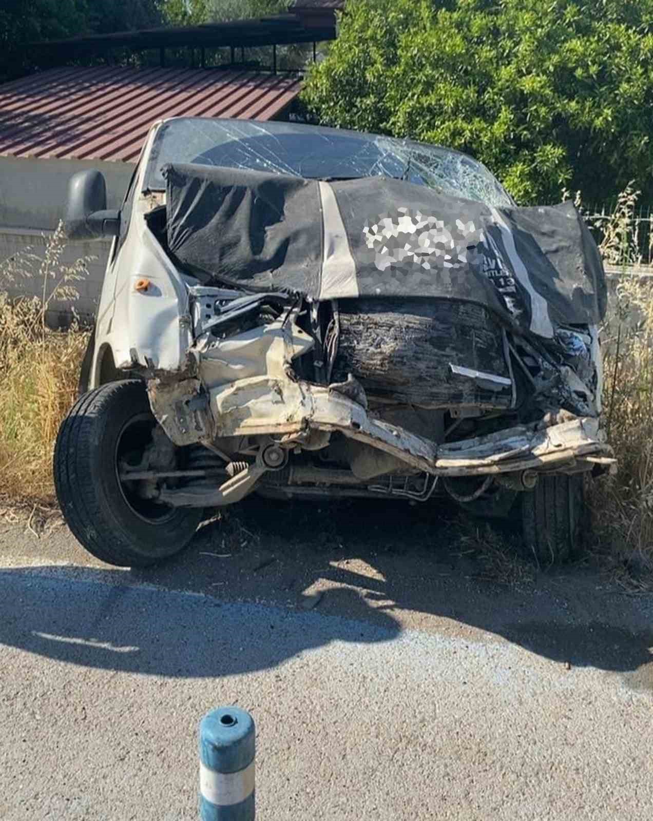 Araçta sıkışan vatandaşı itfaiye ekipleri kurtardı