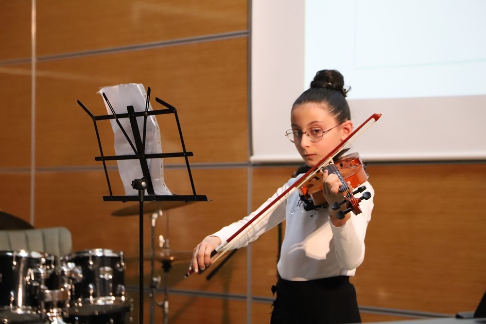 Ardahan Belediyesi Nuri Vatan Kültür Merkezi’nin yılsonu gösterilerine yoğun ilgi