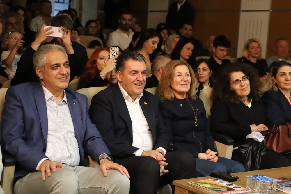 Ardahan Belediyesi Nuri Vatan K&uuml;lt&uuml;r Merkezi&rsquo;nin yılsonu g&ouml;sterilerine yoğun ilgi
