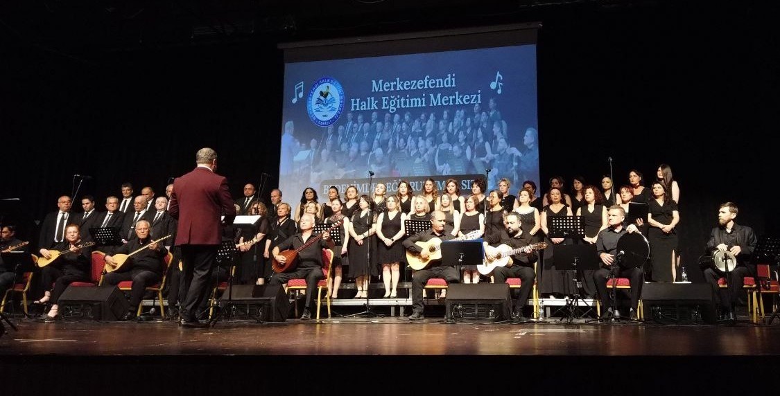Merkezefendi Halk Eğitim aile defilesi ve türkü şöleniyle mest etti
