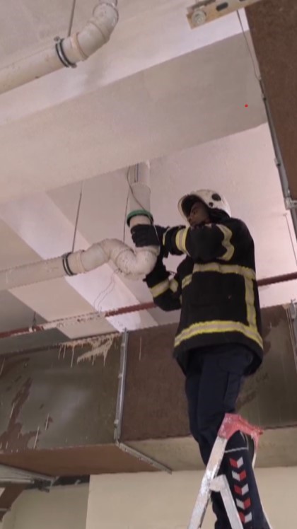 Boru i&ccedil;inde mahsur kalan yavru kedinin yardımına itfaiye ekipleri yetişti
