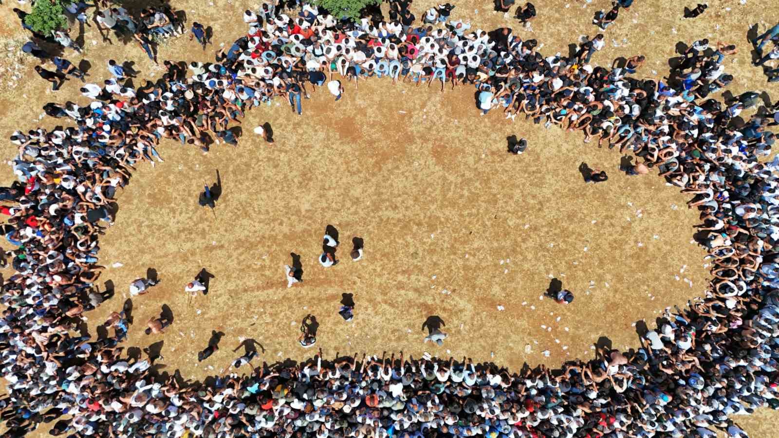 Diyarbakır’da asırlık gelenekte bir araya gelen gençler birbirlerini kırbaçlıyor