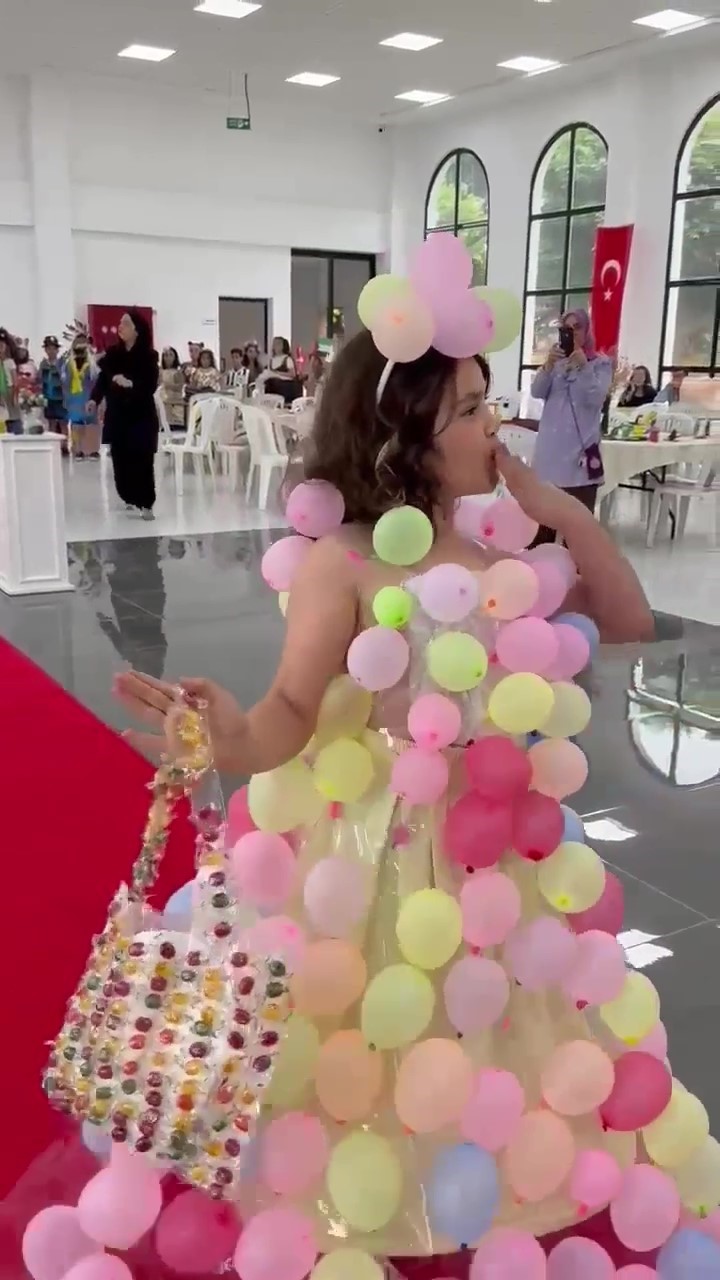 İskenderun&rsquo;da &ouml;ğrencilerin geri d&ouml;n&uuml;ş&uuml;m defilesi beğeni topladı
