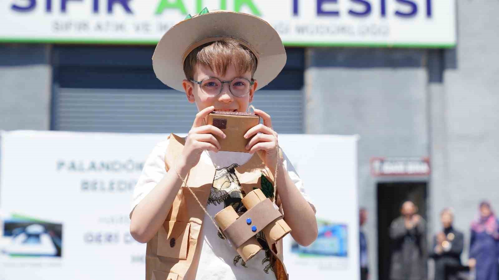 Geri dönüşüm defilesi renkli görüntülere neden oldu