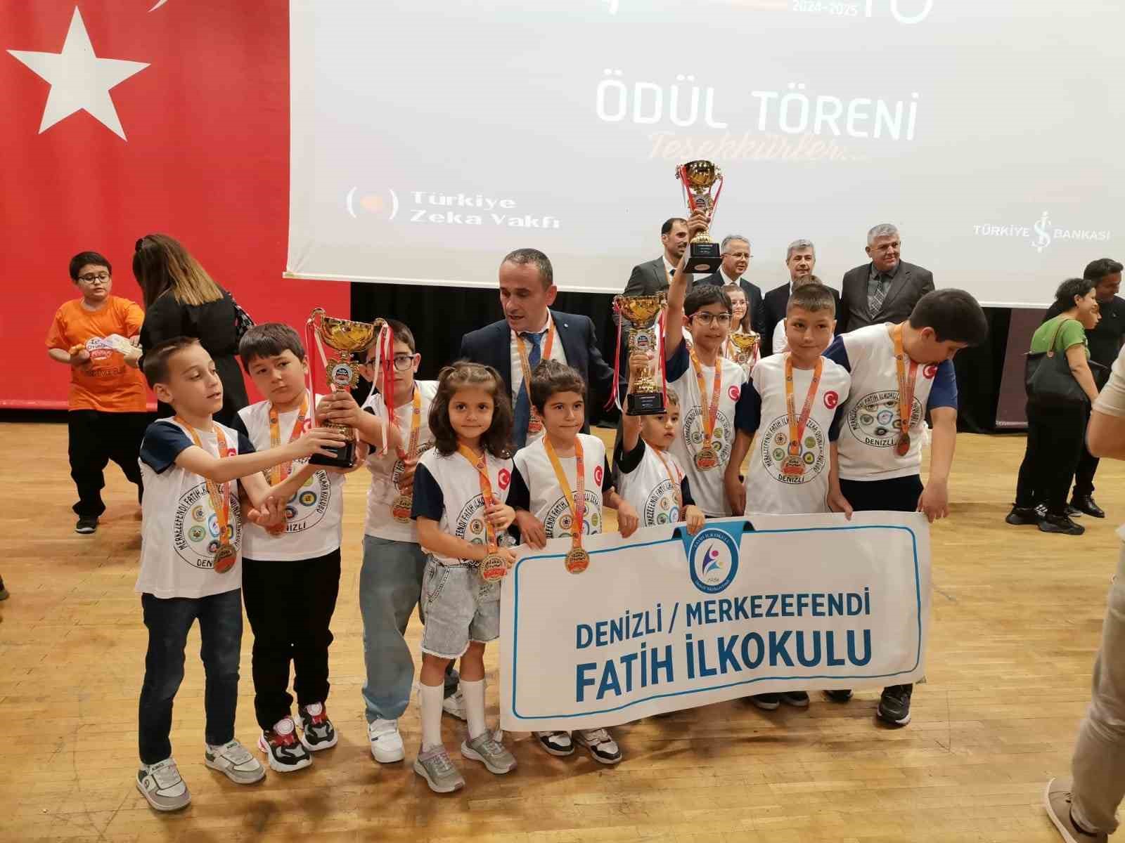 Denizlili öğrenciler zeka oyunlarının en başarılı okulu seçildi