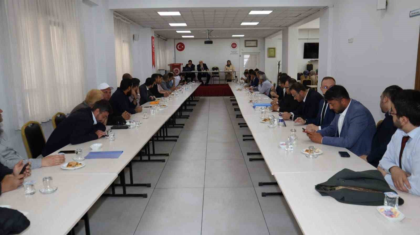 Gen&ccedil;lik koordinat&ouml;rleri ve manevi danışmanlar istişare i&ccedil;in bir araya geldi
