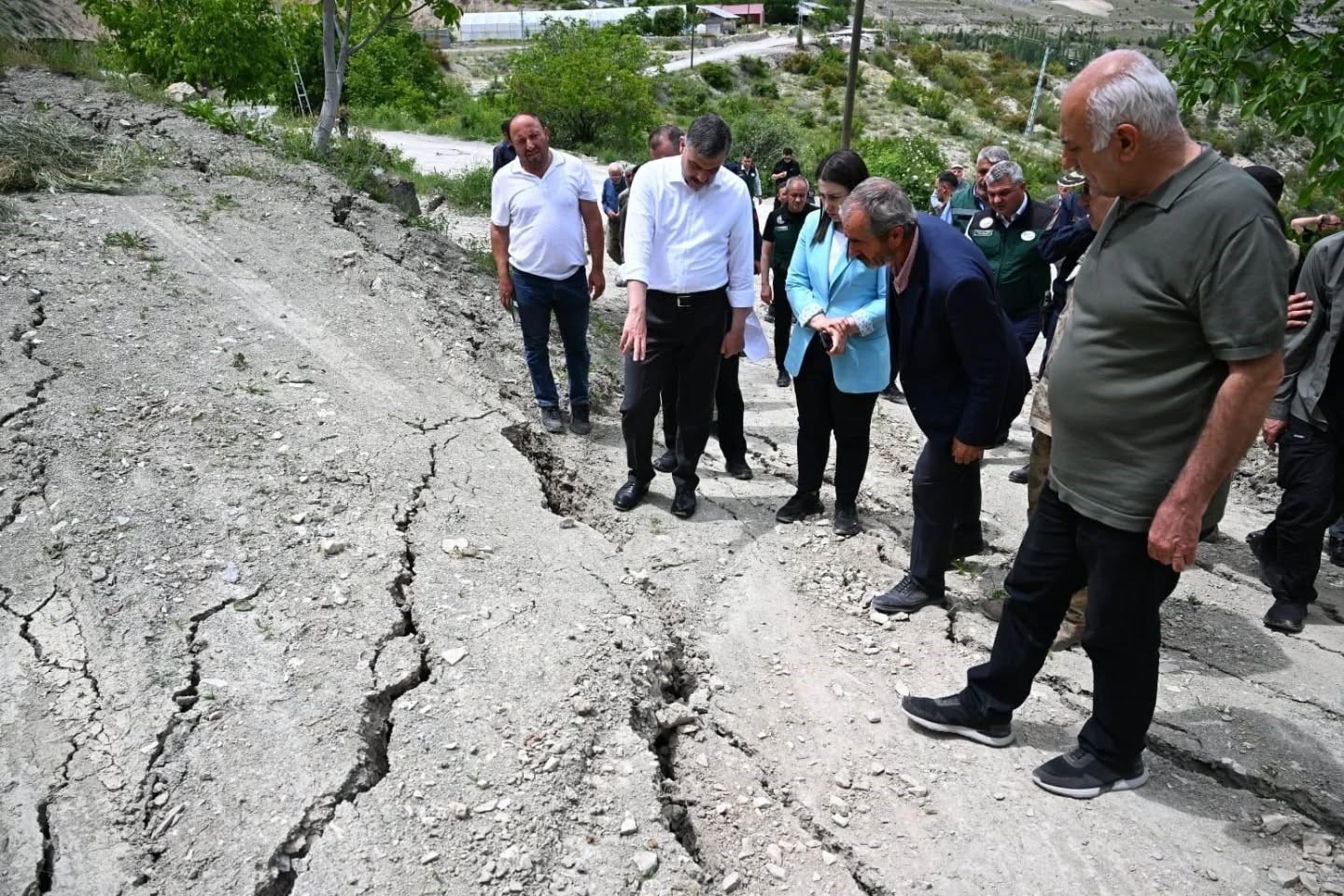 Uzundere&rsquo;deki toprak kayması mercek altında
