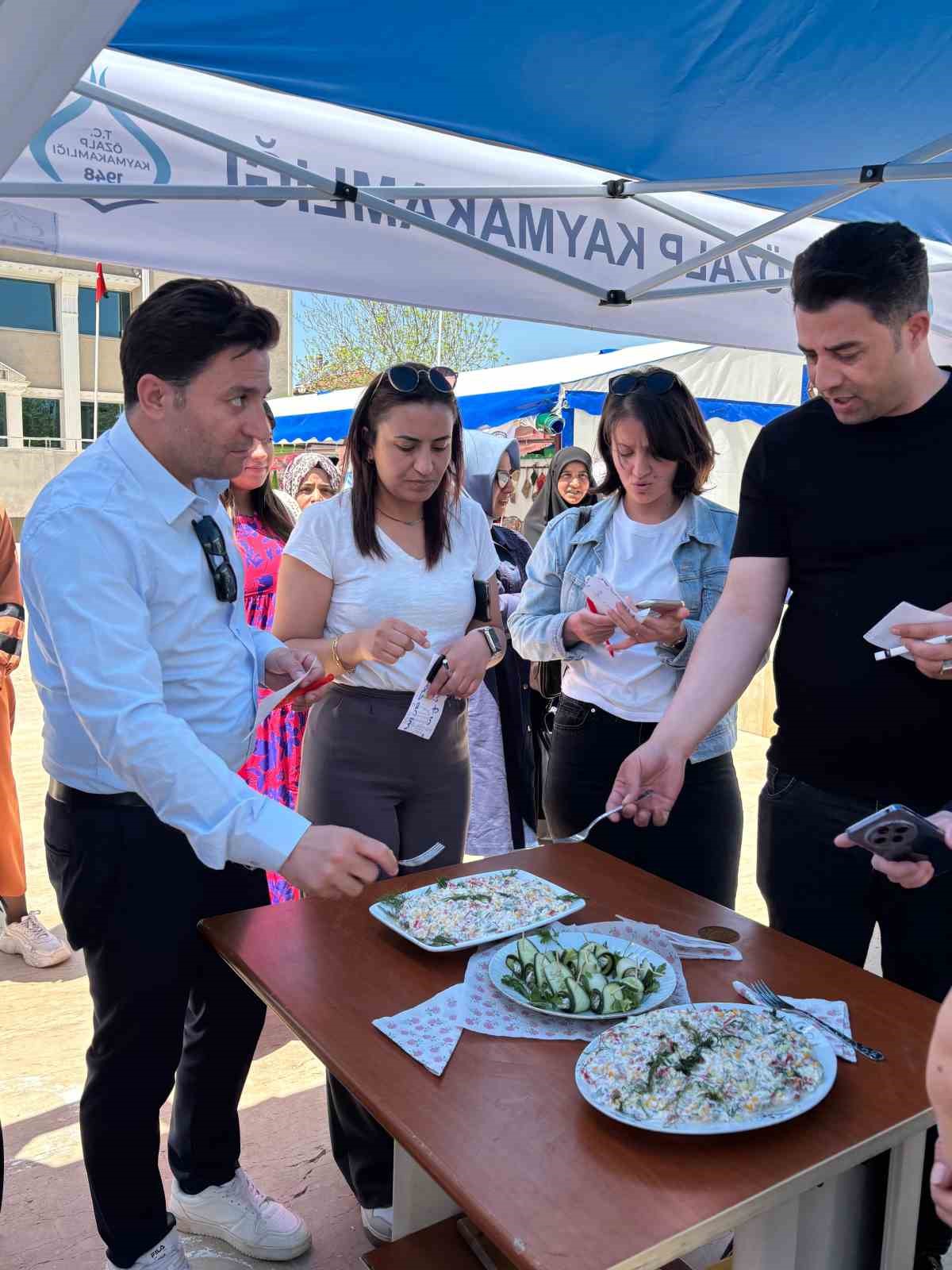 &Ouml;zalp&rsquo;te kursiyerler arasında yemek yarışması yapıldı
