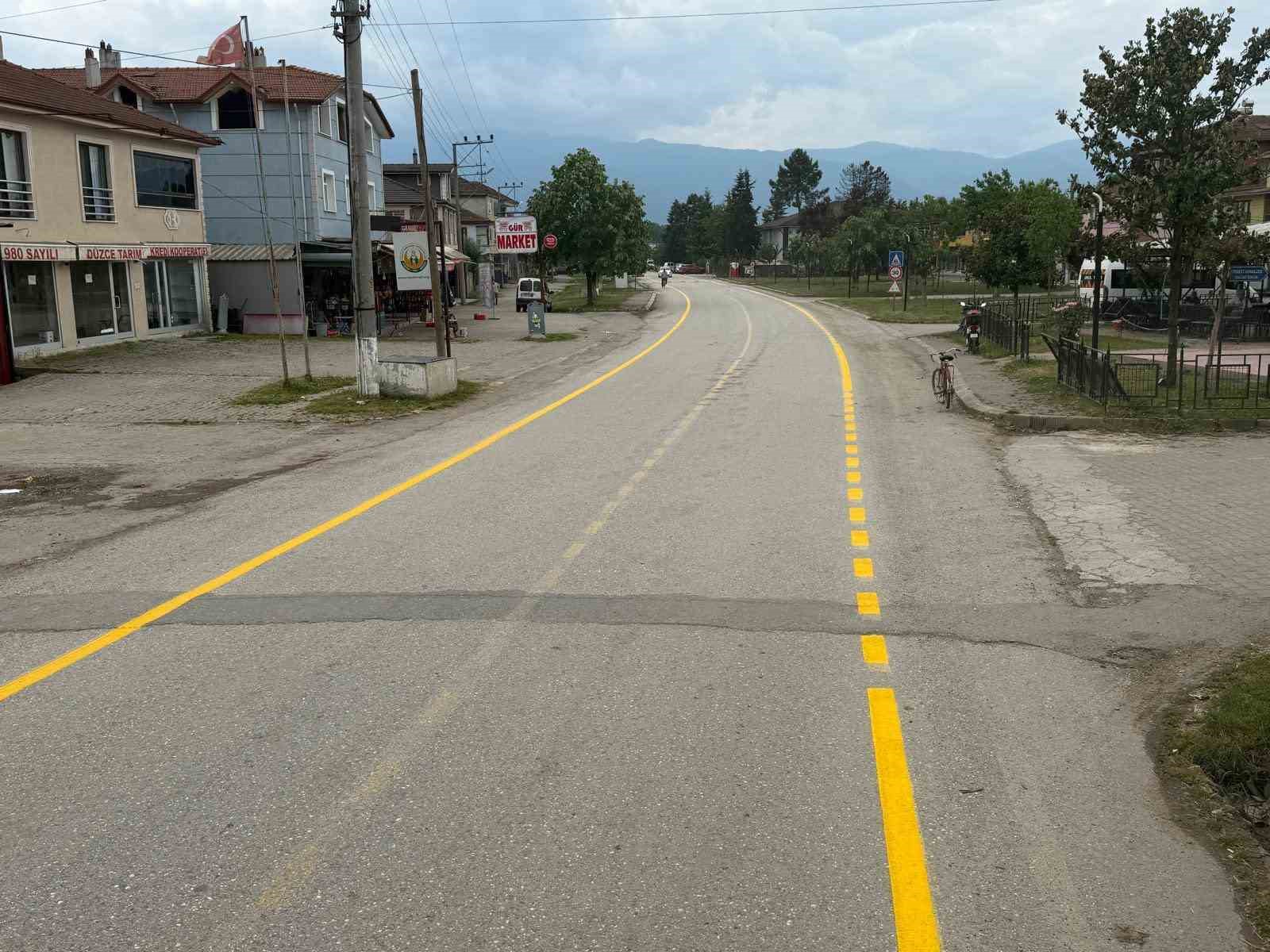 Düzce’de köy yollarında yol çizgileri yenilendi
