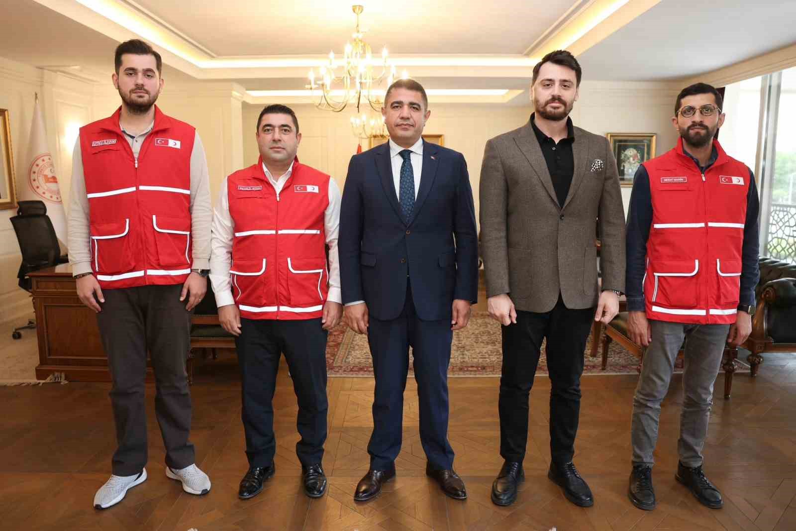 Vali kurbanını Kızılay’a bağışladı