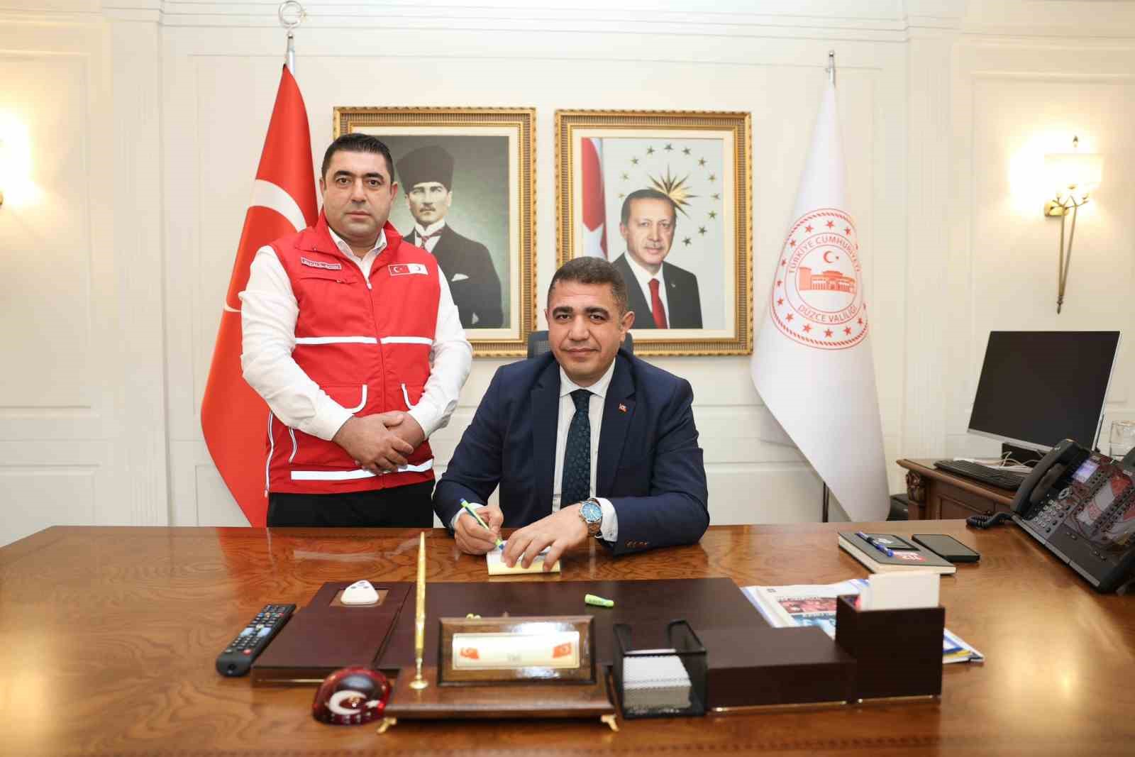 Vali kurbanını Kızılay’a bağışladı
