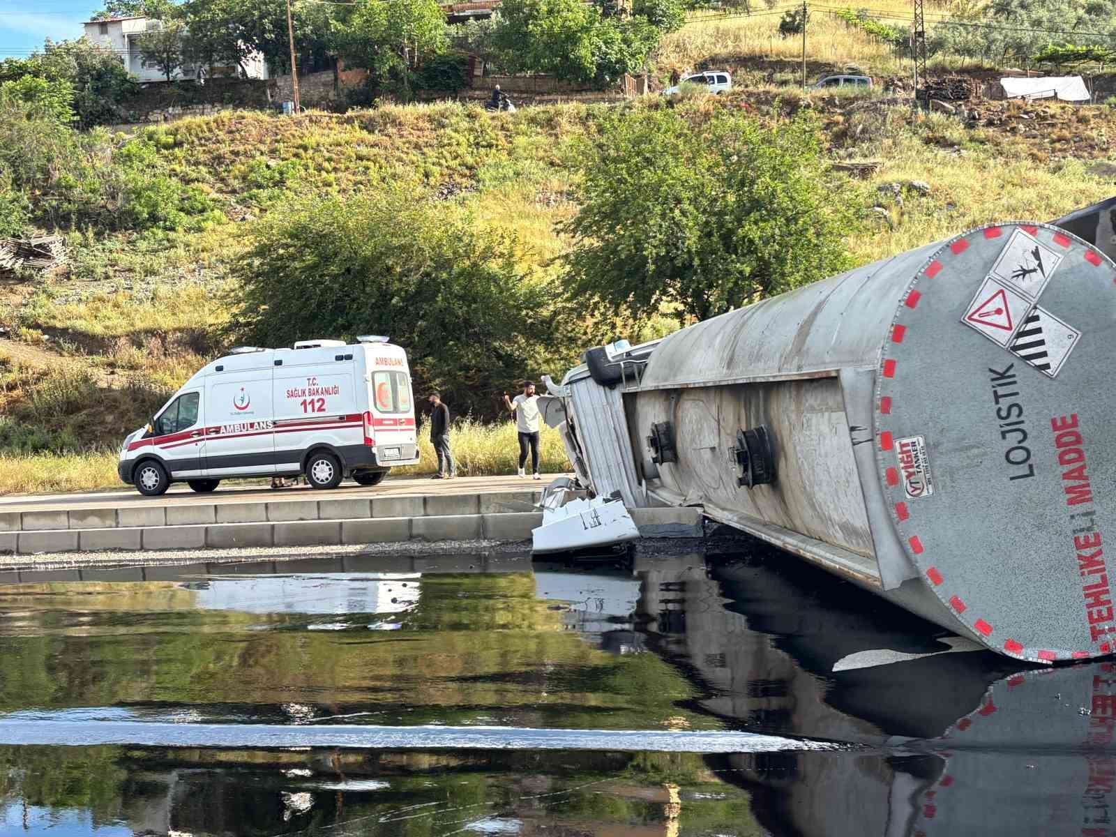 Osmaniye’de petrol yüklü tanker devrildi