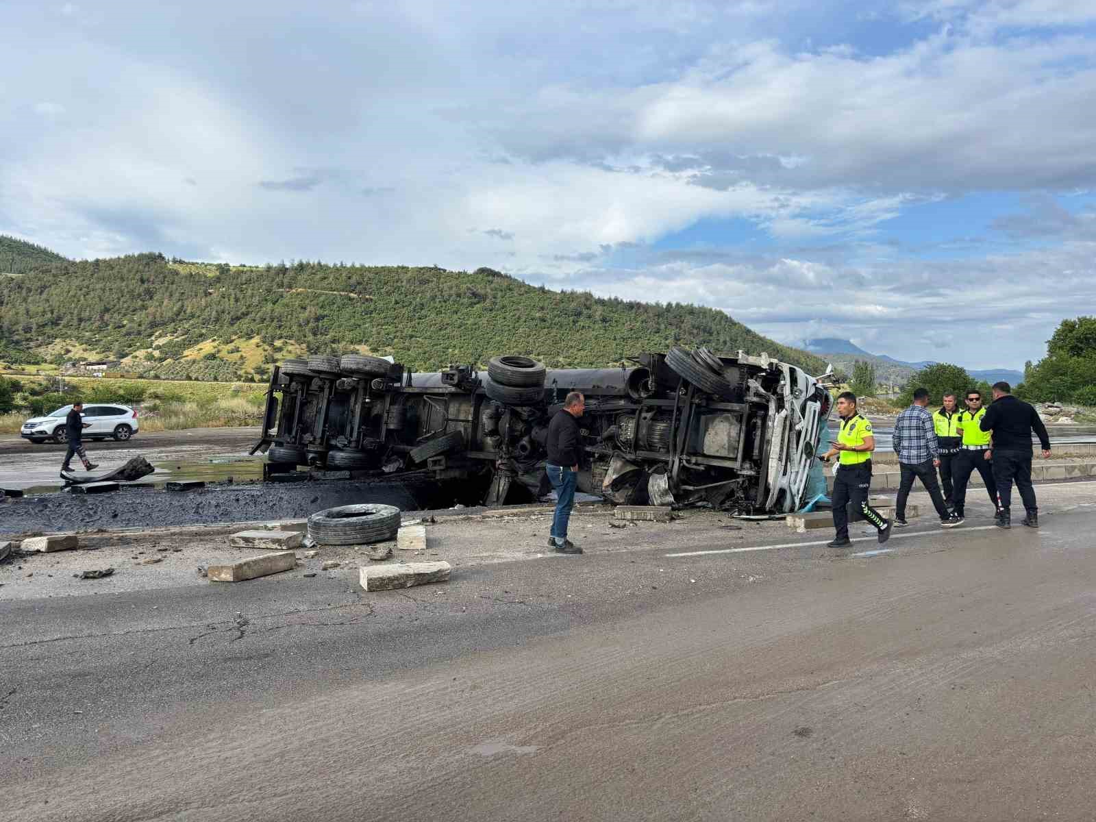 Osmaniye’de petrol yüklü tanker devrildi

