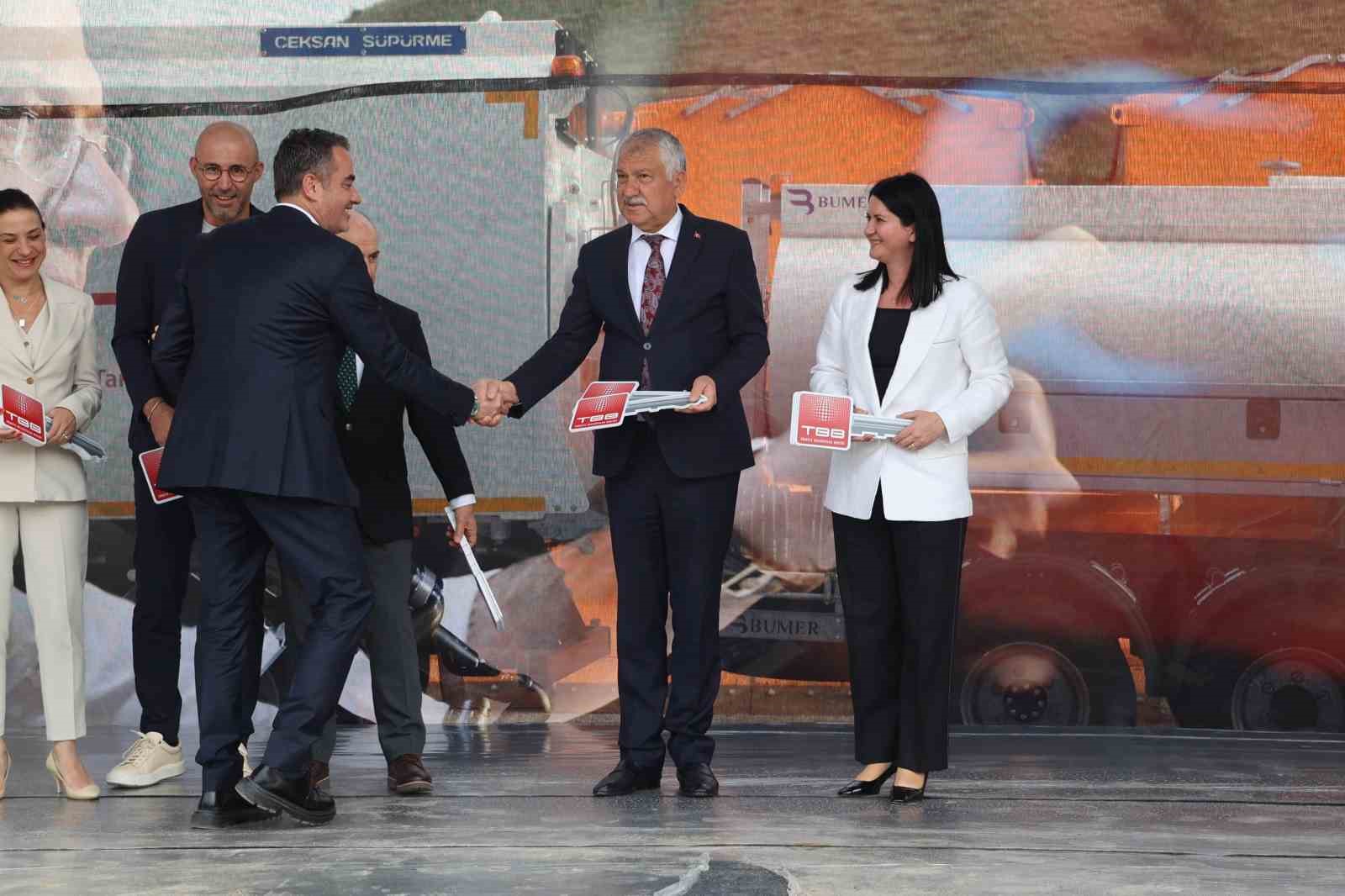 Başkan Arıcı, hibe edilen araçları teslim aldı
