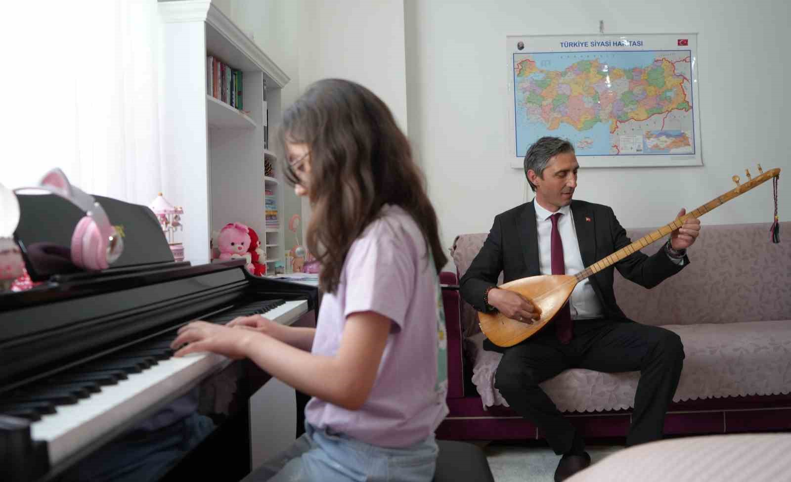 Evde öğrenim gören öğrenciye bağlamalı destek: Minik Nursima’nın piyano resitaline müdür bağlamasıyla eşlik etti