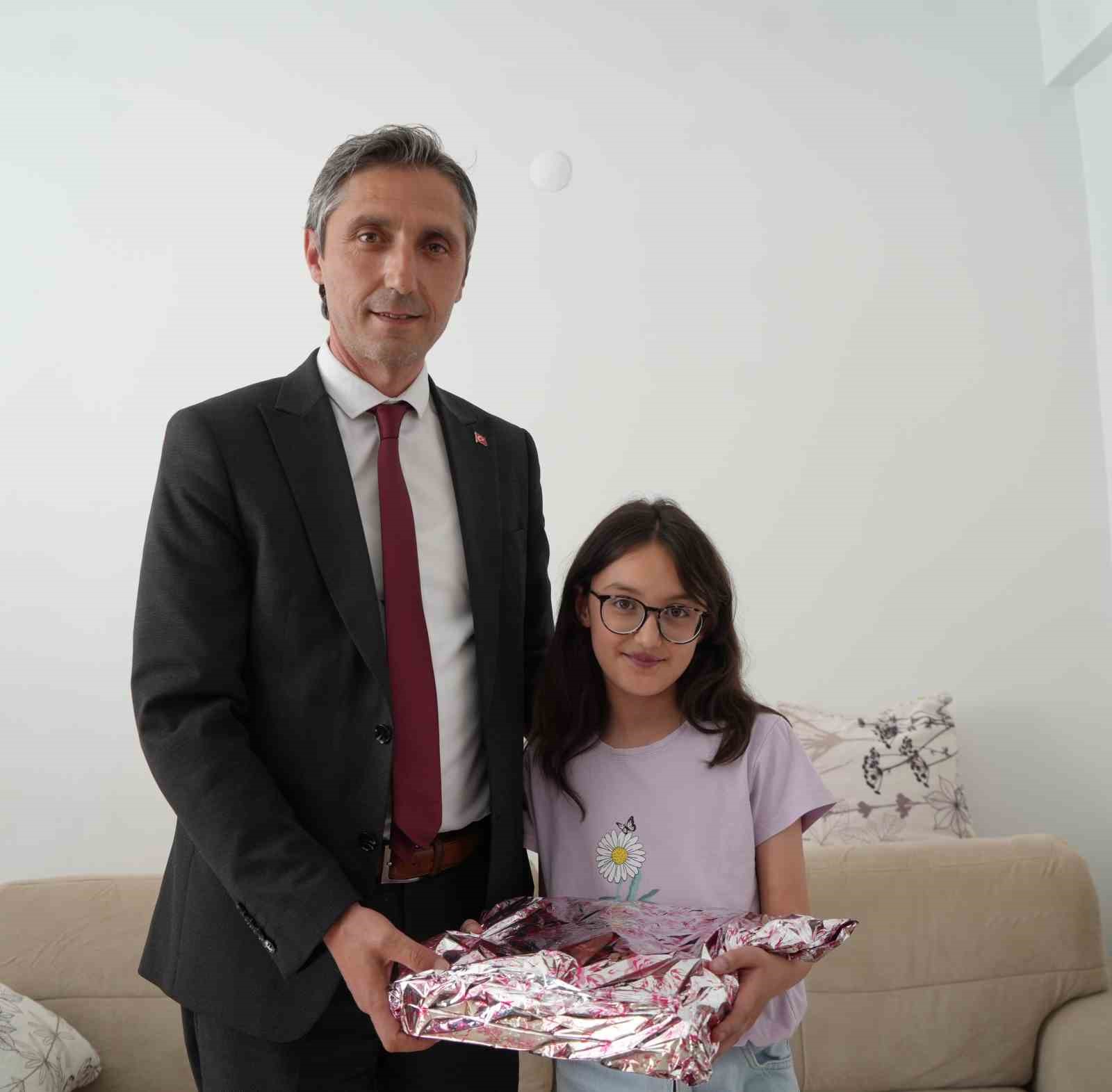 Evde &ouml;ğrenim g&ouml;ren &ouml;ğrenciye bağlamalı destek: Minik Nursima&rsquo;nın piyano resitaline m&uuml;d&uuml;r bağlamasıyla eşlik etti
