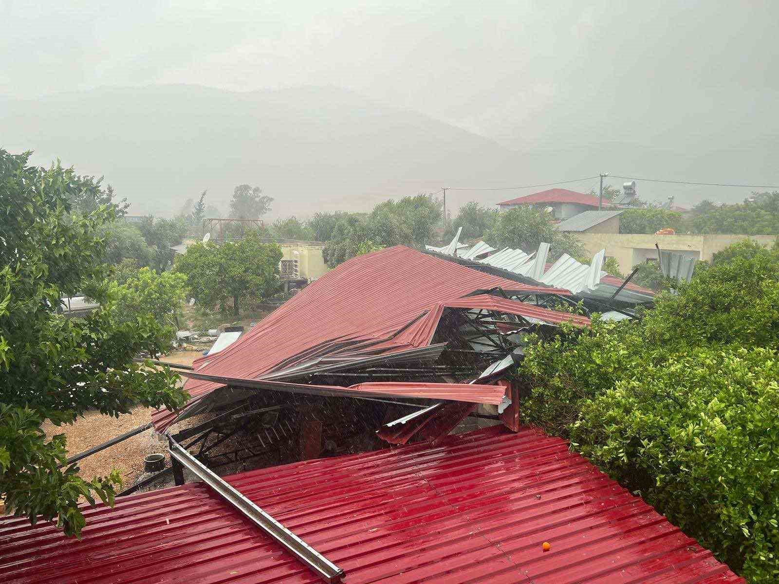 Kısa süreli yağış ve fırtına korku dolu anlar yaşattı