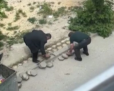Sokaktaki kaldırım taşlarını söktü, görüntüleri yayılınca geri yerine koydu
