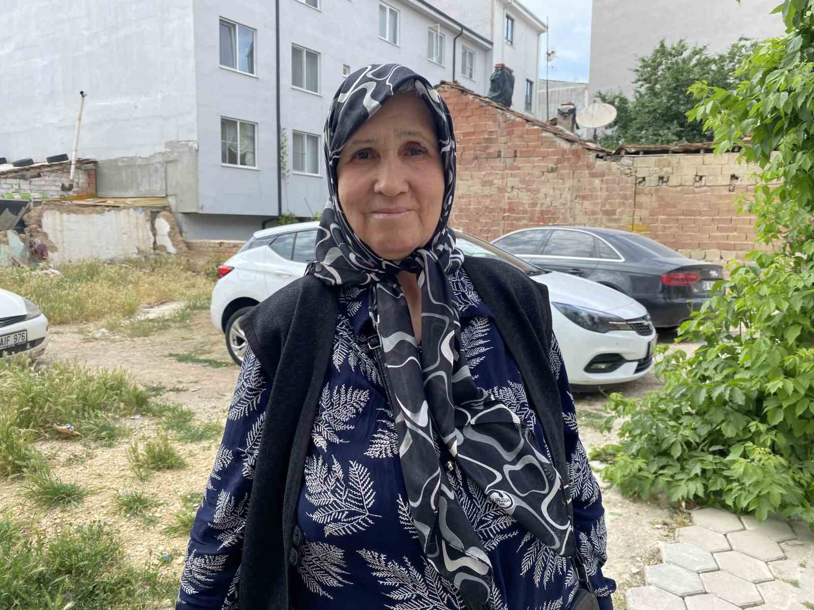 Sokaktaki kaldırım taşlarını s&ouml;kt&uuml;, g&ouml;r&uuml;nt&uuml;leri yayılınca geri yerine koydu
