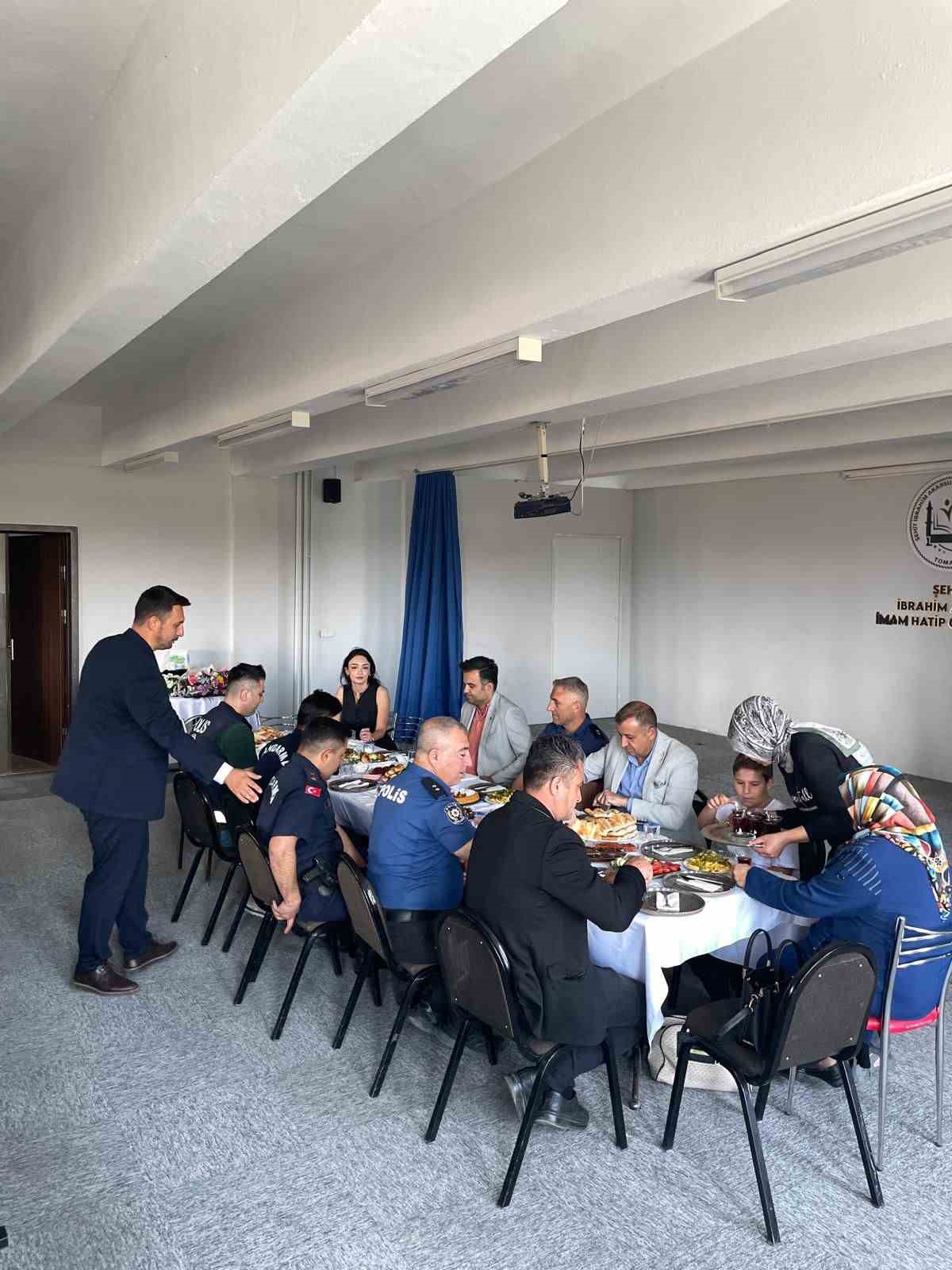 Tomarzalı şehidin ailesi isminin verildiği okulda ağırlandı