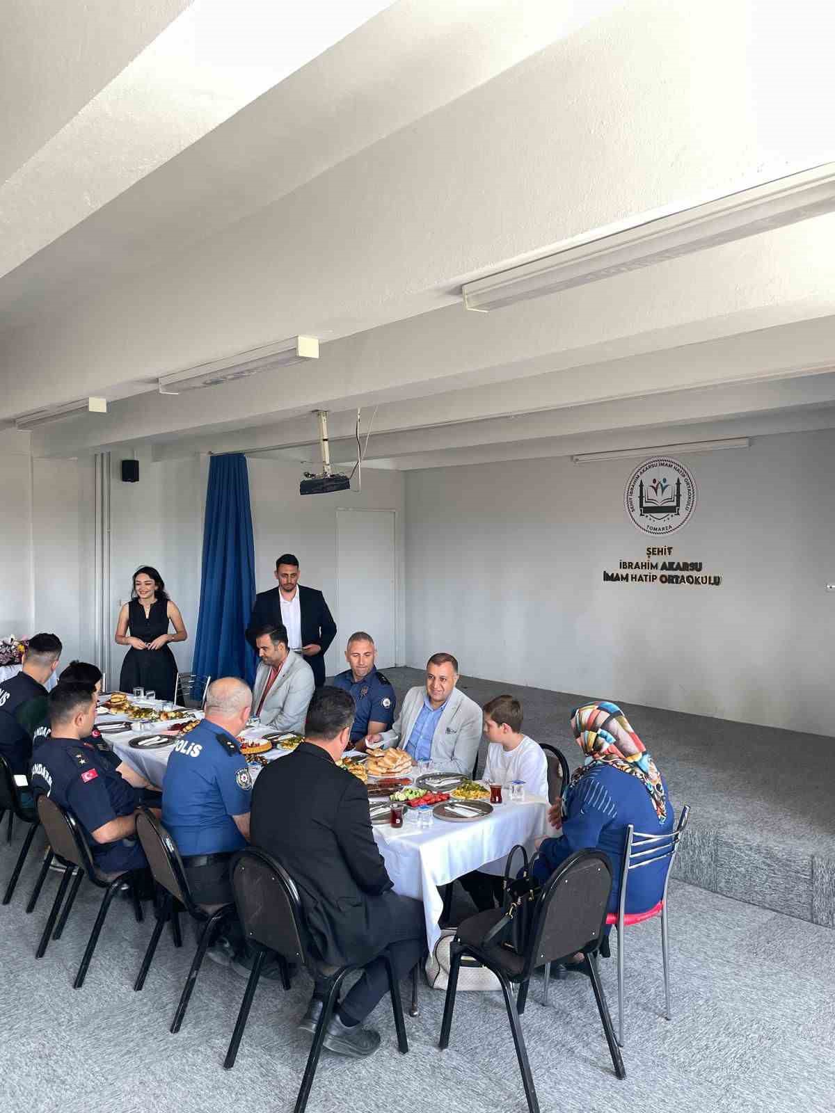 Tomarzalı şehidin ailesi isminin verildiği okulda ağırlandı
