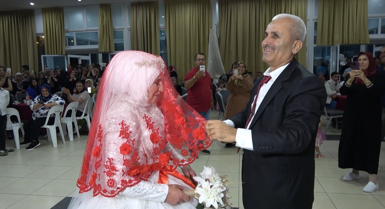33 yıl sonra gelinlik ve damatlık giydiler