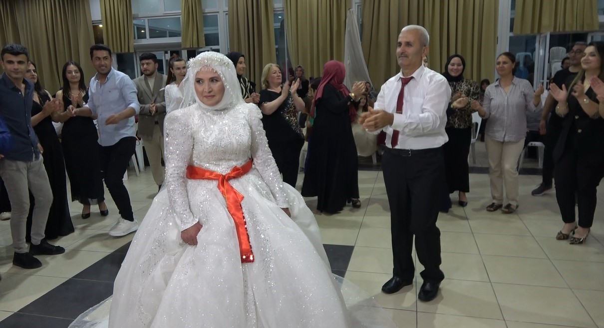 33 yıl sonra gelinlik ve damatlık giydiler
