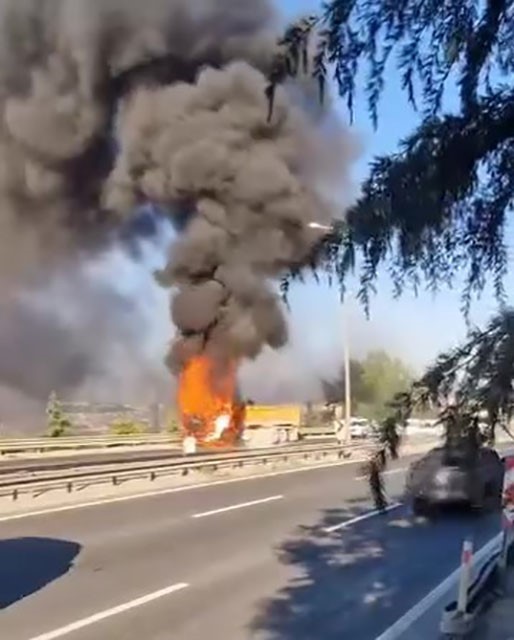 Hafriyat kamyonu alevlere teslim oldu, gökyüzü siyah dumanla kaplandı
