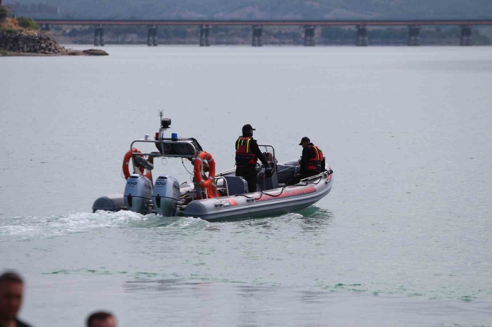 G&ouml;lde kaybolan genci arama &ccedil;alışmaları s&uuml;r&uuml;yor
